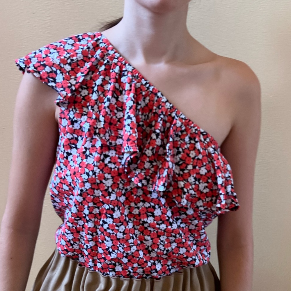 H&M floral one shoulder ruffle summer shirt. Size S